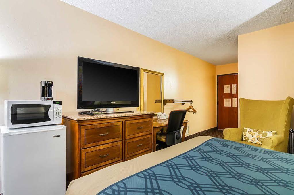 Baymont By Wyndham Hutchinson Hotel Exterior photo