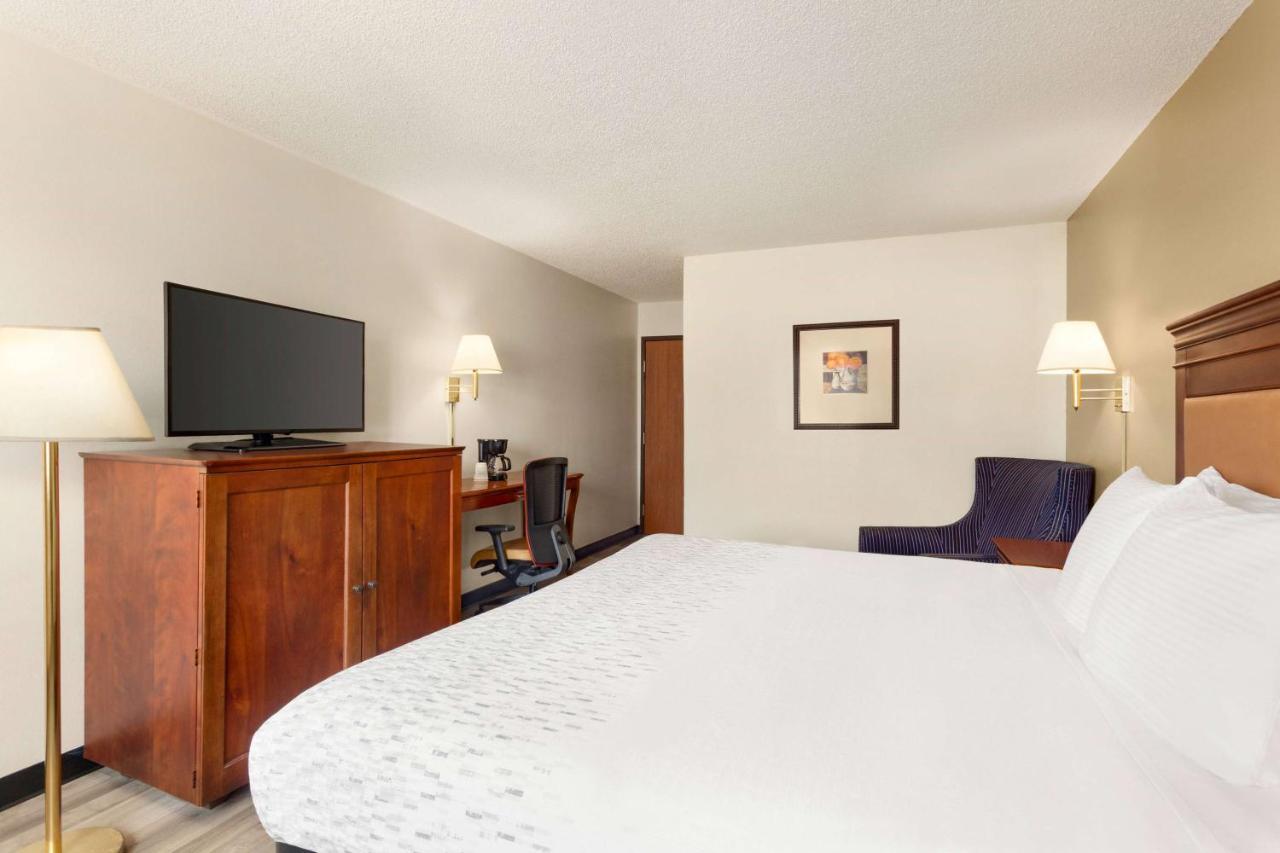Baymont By Wyndham Hutchinson Hotel Exterior photo