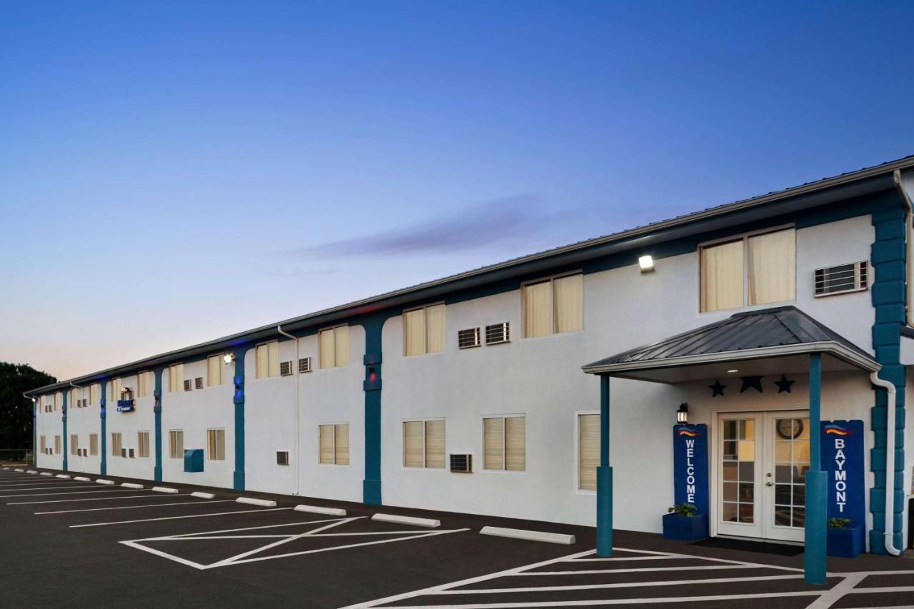 Baymont By Wyndham Hutchinson Hotel Exterior photo