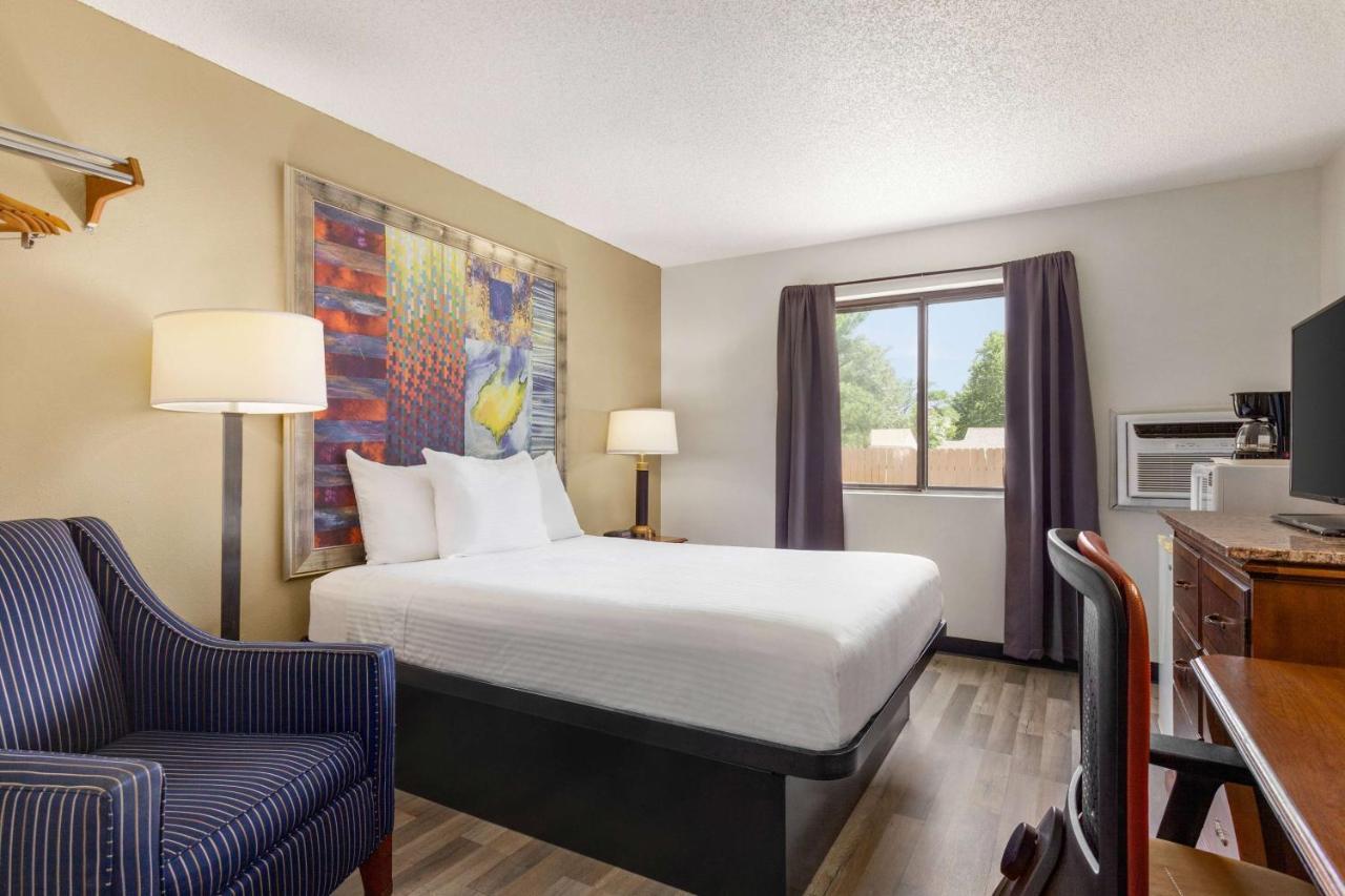 Baymont By Wyndham Hutchinson Hotel Exterior photo