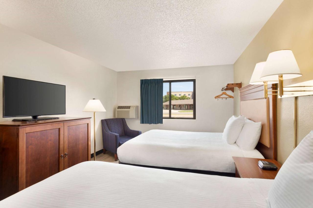 Baymont By Wyndham Hutchinson Hotel Exterior photo