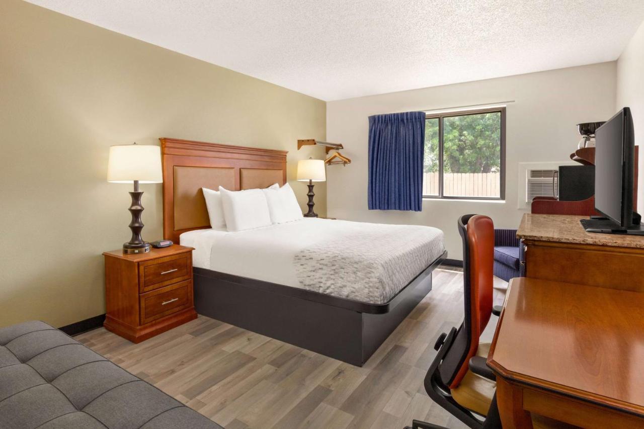 Baymont By Wyndham Hutchinson Hotel Exterior photo